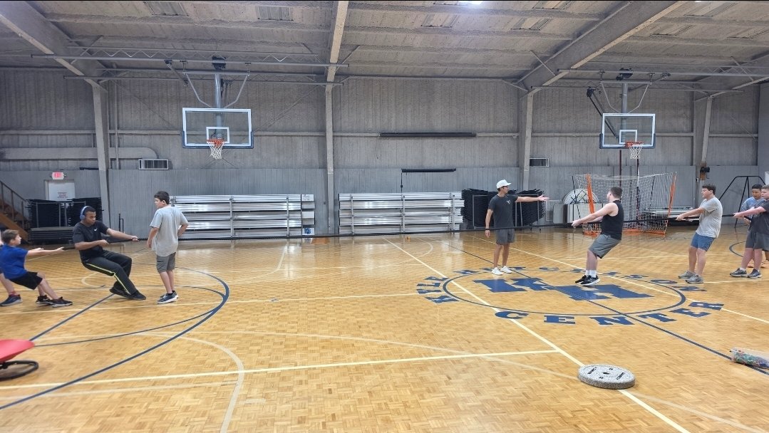 A group workout spreads across the full basketball court at movehaus.
